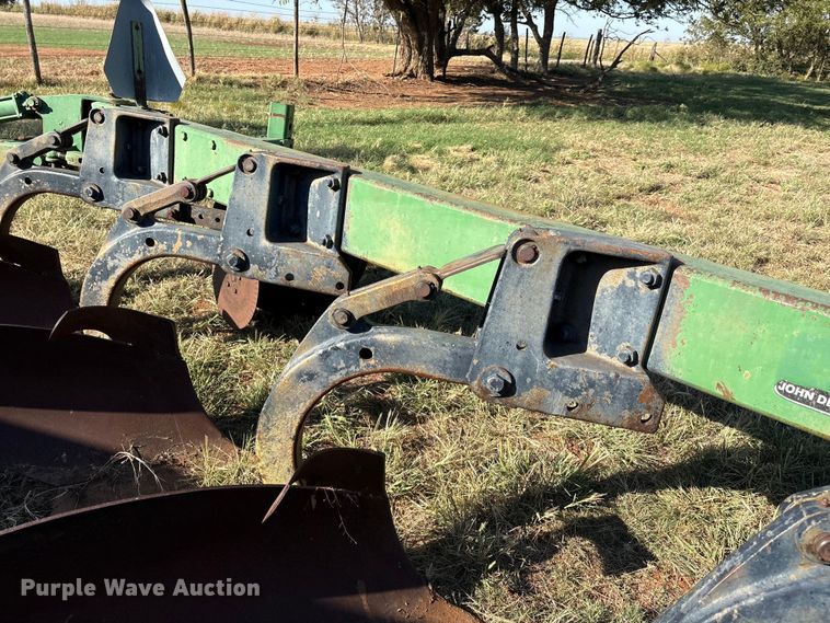 image for item IE9218 John Deere 2600 6 bottom plow