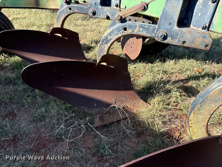 image for item IE9218 John Deere 2600 6 bottom plow
