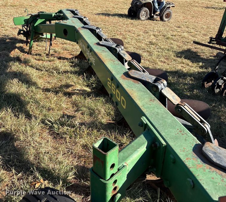 image for item IE9218 John Deere 2600 6 bottom plow