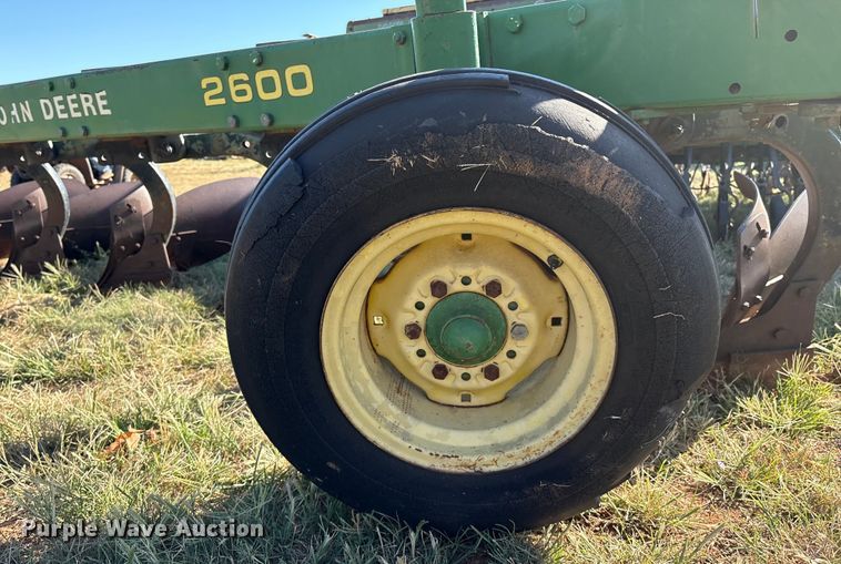 image for item IE9218 John Deere 2600 6 bottom plow