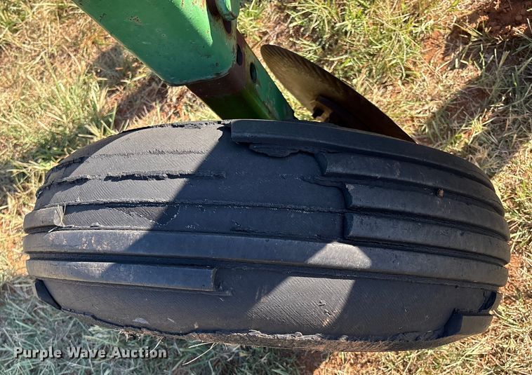 image for item IE9218 John Deere 2600 6 bottom plow