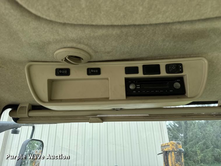 image for item YA1149 2015 John Deere 8370R MFWD tractor