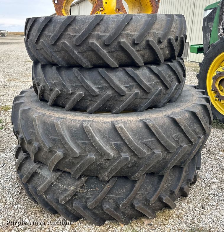 image for item YA1149 2015 John Deere 8370R MFWD tractor