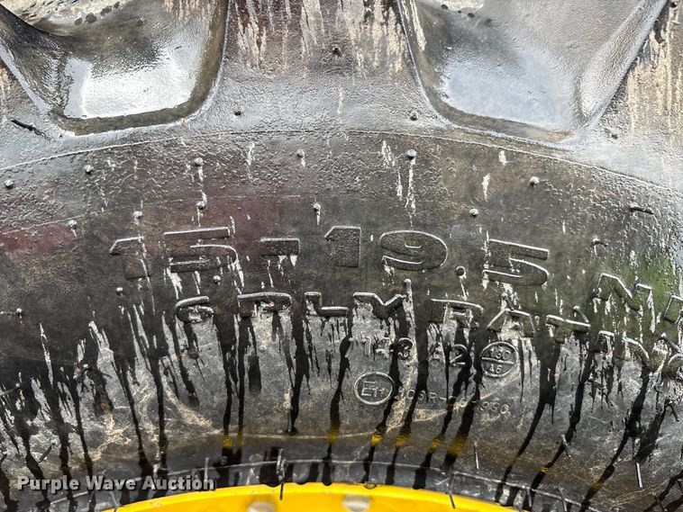 image for item YA1155 2017 John Deere 3046R MFWD tractor