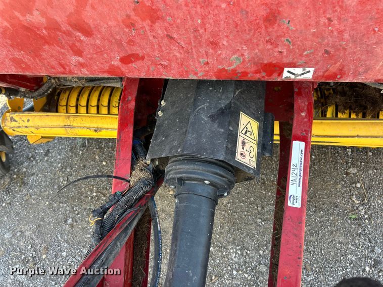 image for item YA1242 2016 New Holland Roll-Belt 560 Specialty Crop round baler