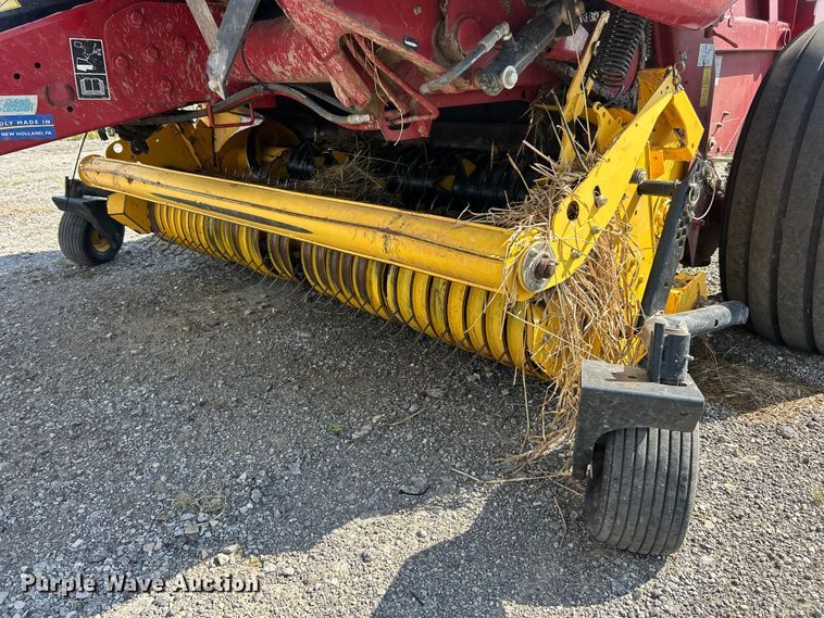 image for item YA1242 2016 New Holland Roll-Belt 560 Specialty Crop round baler
