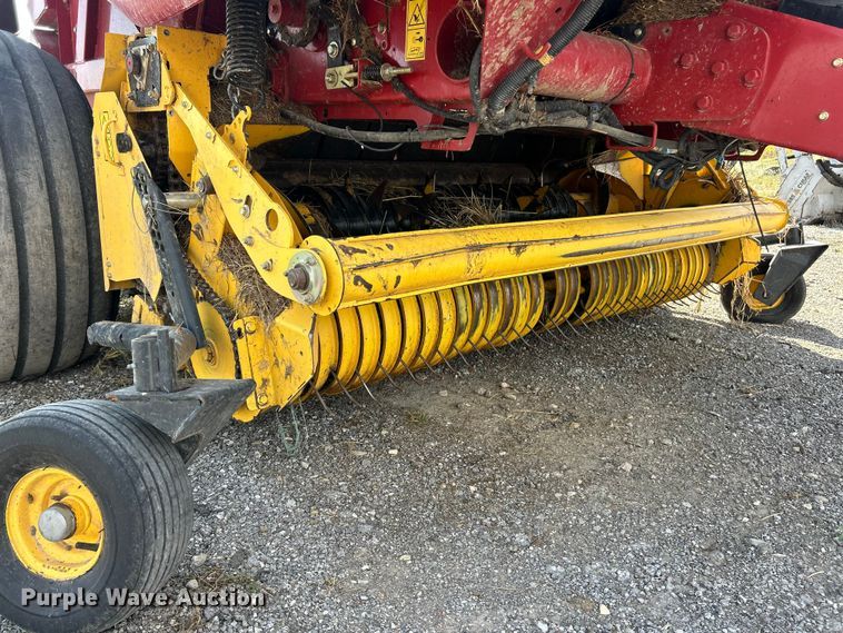 image for item YA1242 2016 New Holland Roll-Belt 560 Specialty Crop round baler