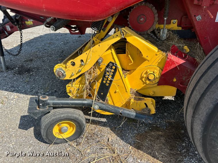 image for item YA1242 2016 New Holland Roll-Belt 560 Specialty Crop round baler