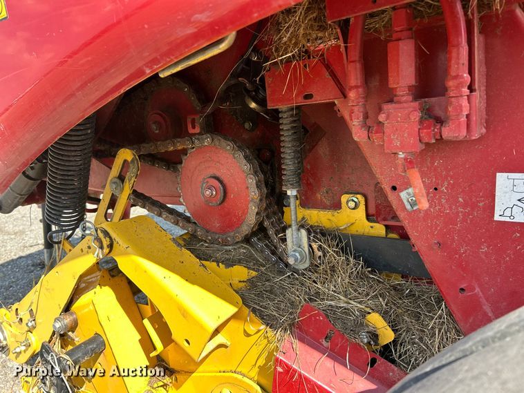 image for item YA1242 2016 New Holland Roll-Belt 560 Specialty Crop round baler