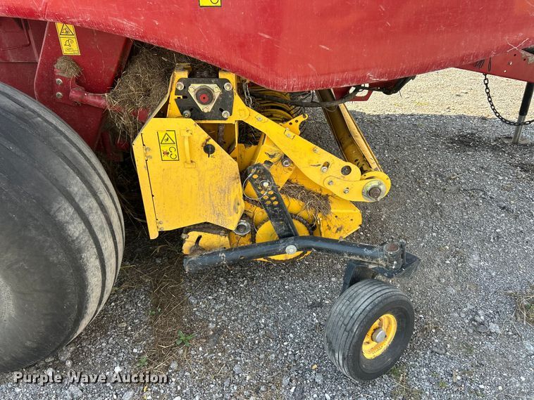 image for item YA1242 2016 New Holland Roll-Belt 560 Specialty Crop round baler