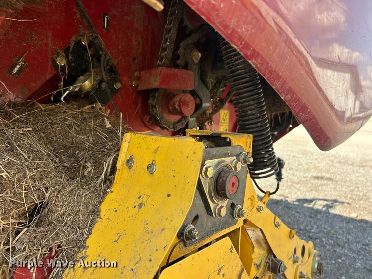 image for item YA1242 2016 New Holland Roll-Belt 560 Specialty Crop round baler