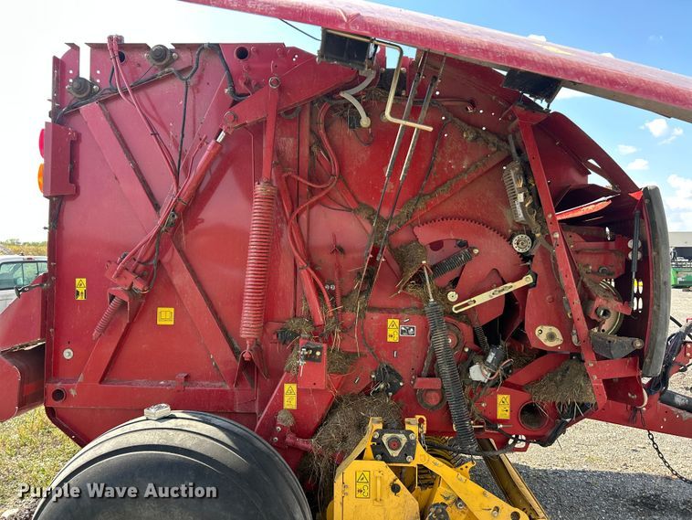 image for item YA1242 2016 New Holland Roll-Belt 560 Specialty Crop round baler