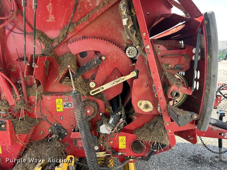 image for item YA1242 2016 New Holland Roll-Belt 560 Specialty Crop round baler