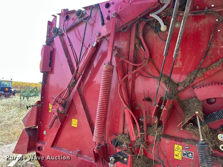 image for item YA1242 2016 New Holland Roll-Belt 560 Specialty Crop round baler