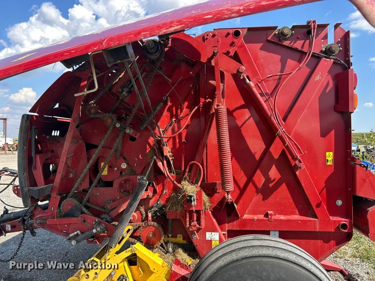 image for item YA1242 2016 New Holland Roll-Belt 560 Specialty Crop round baler