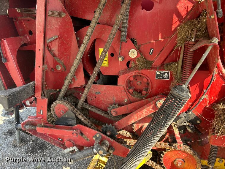image for item YA1242 2016 New Holland Roll-Belt 560 Specialty Crop round baler