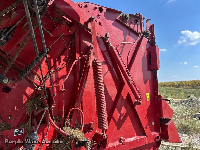 image for item YA1242 2016 New Holland Roll-Belt 560 Specialty Crop round baler