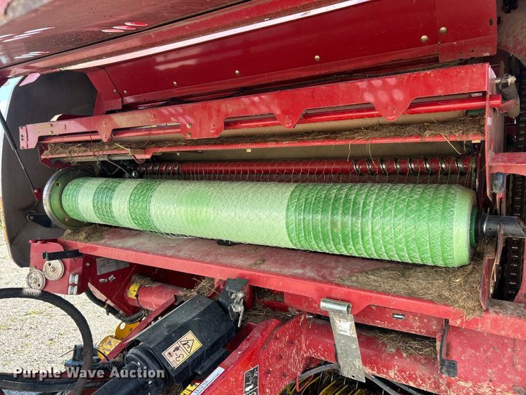 image for item YA1242 2016 New Holland Roll-Belt 560 Specialty Crop round baler