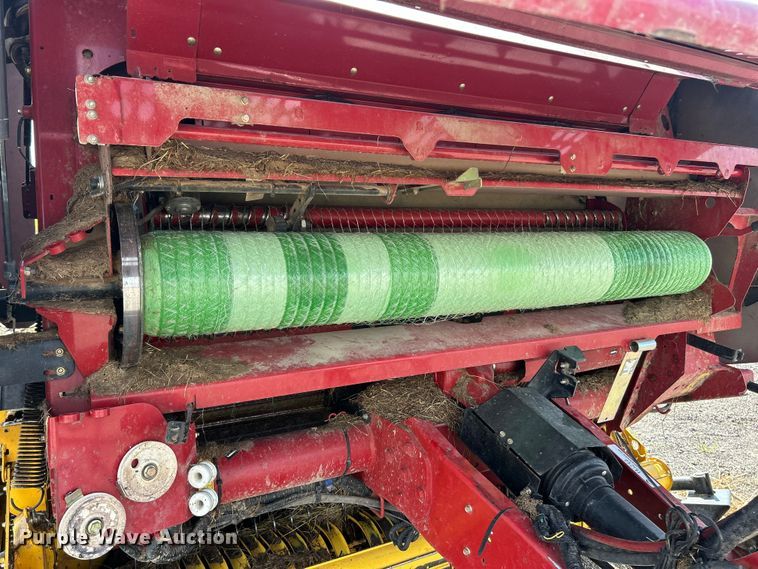 image for item YA1242 2016 New Holland Roll-Belt 560 Specialty Crop round baler