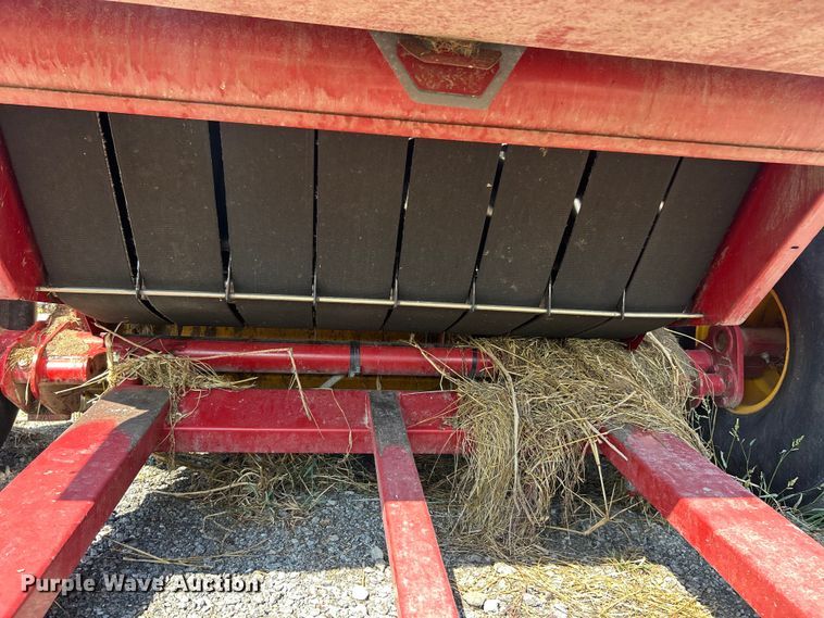 image for item YA1242 2016 New Holland Roll-Belt 560 Specialty Crop round baler