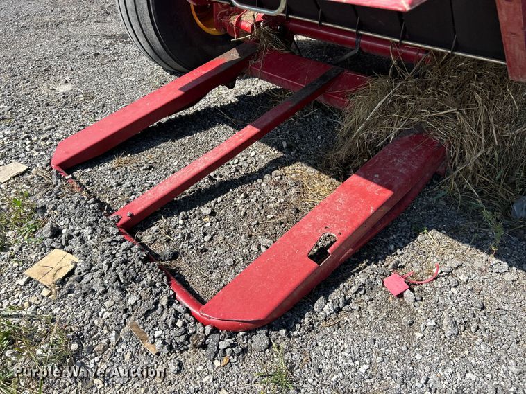image for item YA1242 2016 New Holland Roll-Belt 560 Specialty Crop round baler