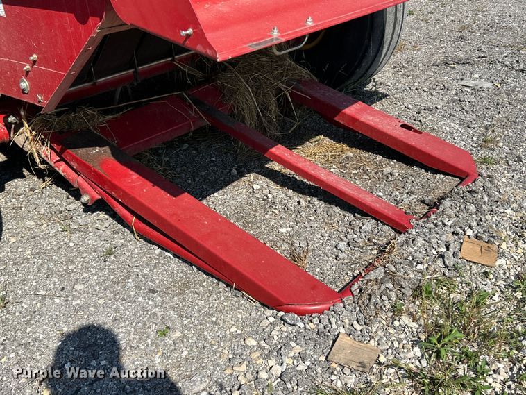 image for item YA1242 2016 New Holland Roll-Belt 560 Specialty Crop round baler