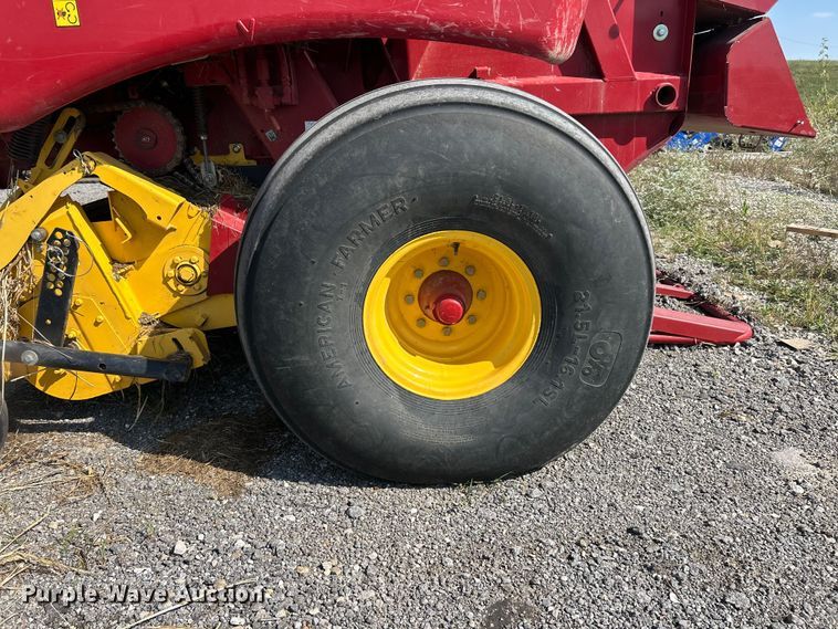 image for item YA1242 2016 New Holland Roll-Belt 560 Specialty Crop round baler