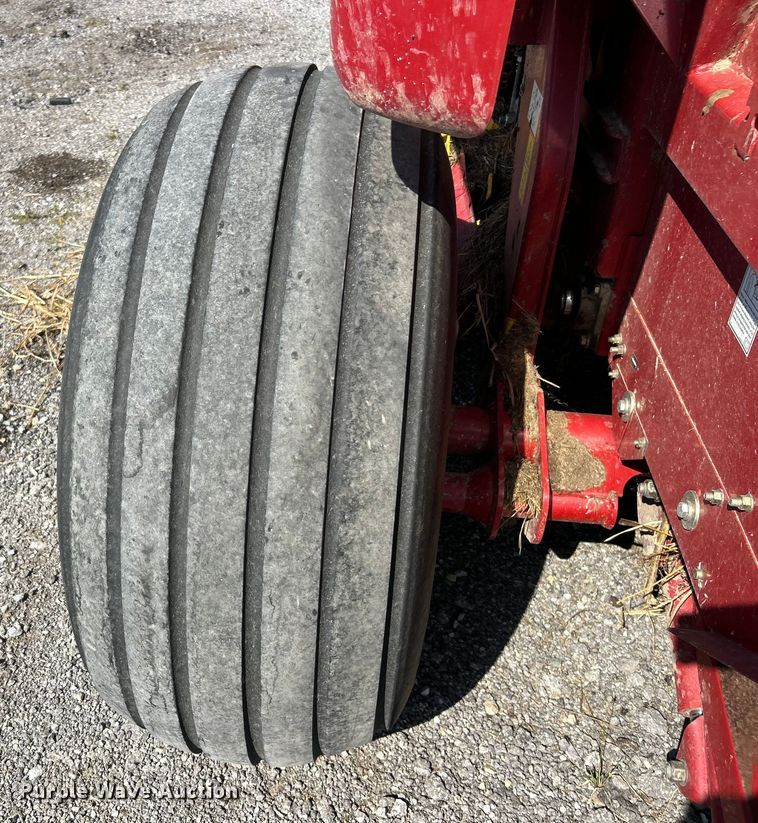 image for item YA1242 2016 New Holland Roll-Belt 560 Specialty Crop round baler