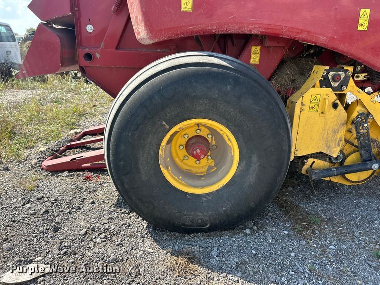 image for item YA1242 2016 New Holland Roll-Belt 560 Specialty Crop round baler