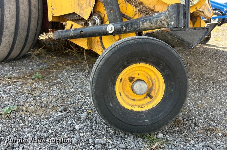 image for item YA1242 2016 New Holland Roll-Belt 560 Specialty Crop round baler
