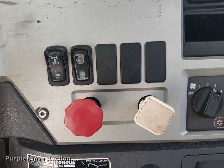 image for item DJ7826 2014 Mack GU713 semi truck