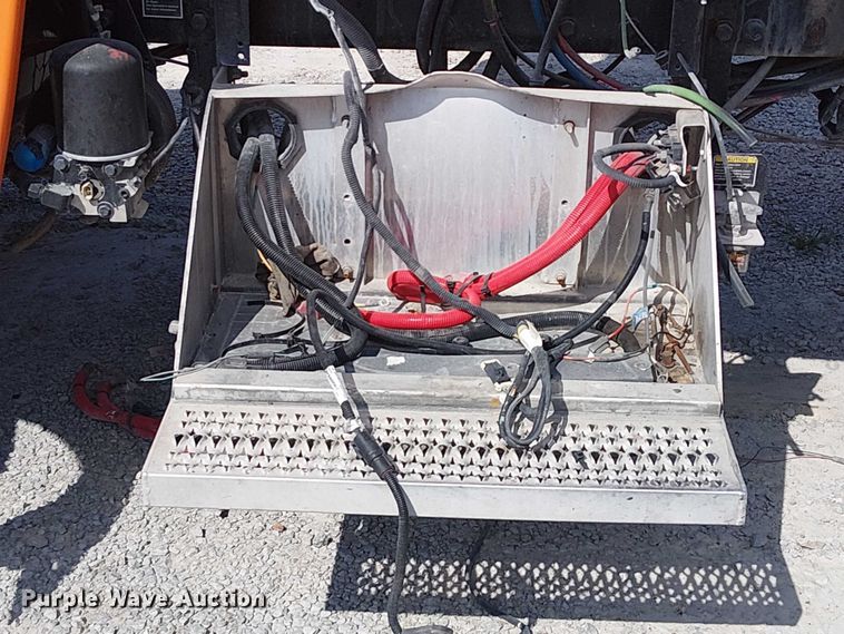 image for item DJ7828 2012 Peterbilt 388 truck cab and chassis