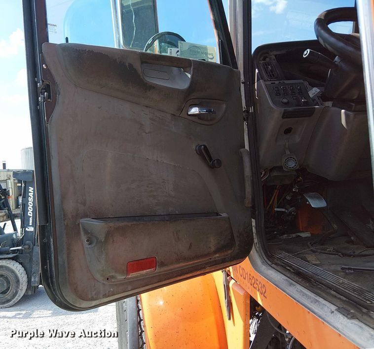 image for item DJ7828 2012 Peterbilt 388 truck cab and chassis