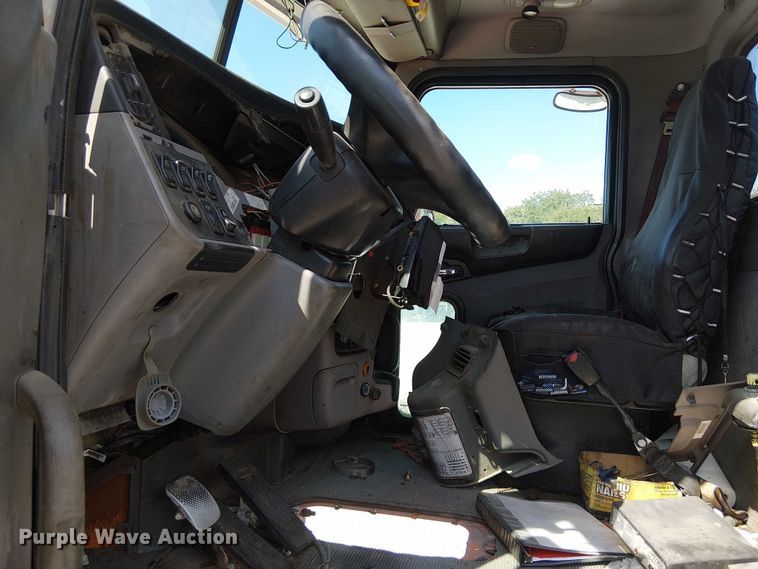 image for item DJ7828 2012 Peterbilt 388 truck cab and chassis