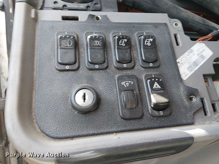 image for item DJ7828 2012 Peterbilt 388 truck cab and chassis