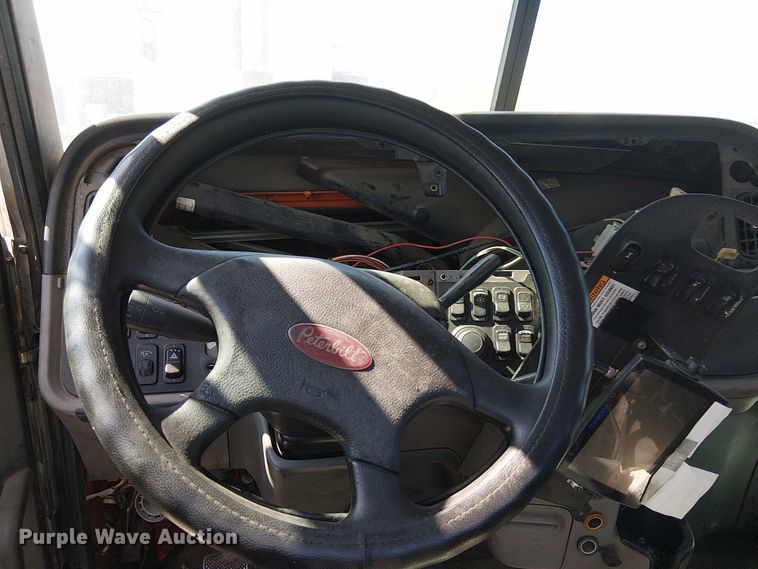 image for item DJ7828 2012 Peterbilt 388 truck cab and chassis