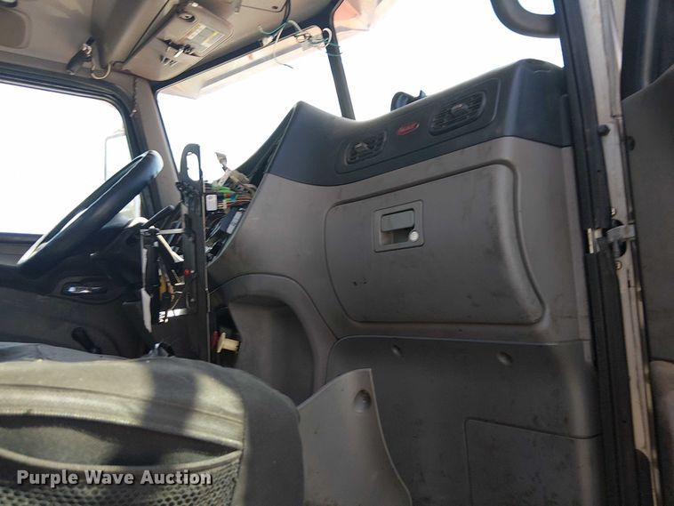 image for item DJ7828 2012 Peterbilt 388 truck cab and chassis