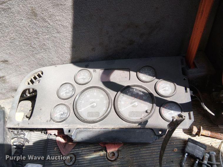 image for item DJ7828 2012 Peterbilt 388 truck cab and chassis