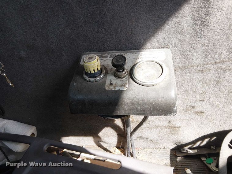 image for item DJ7828 2012 Peterbilt 388 truck cab and chassis