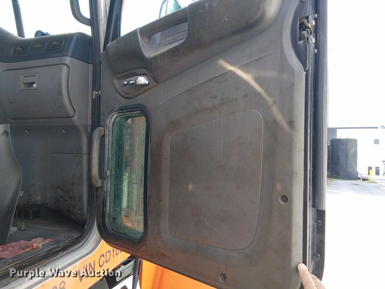 image for item DJ7828 2012 Peterbilt 388 truck cab and chassis