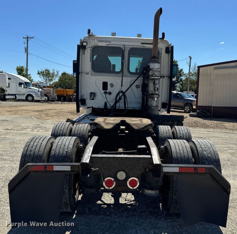 image for item DO2296 2010 Freightliner Cascadia semi truck