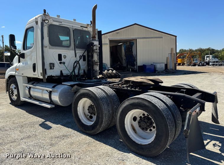 image for item DO2296 2010 Freightliner Cascadia semi truck