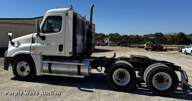 image for item DO2296 2010 Freightliner Cascadia semi truck