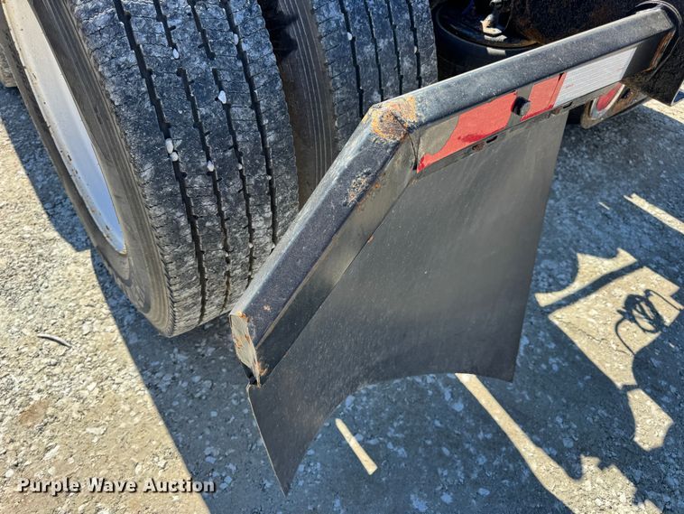 image for item DO2296 2010 Freightliner Cascadia semi truck