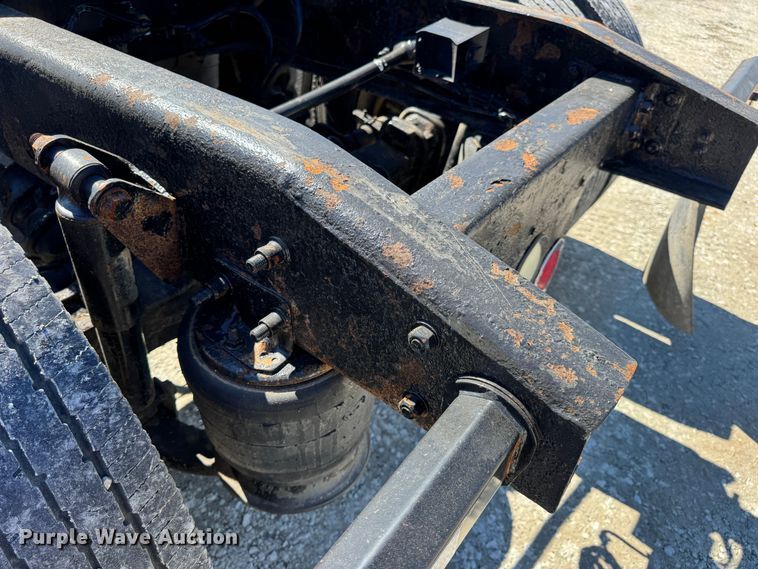 image for item DO2296 2010 Freightliner Cascadia semi truck