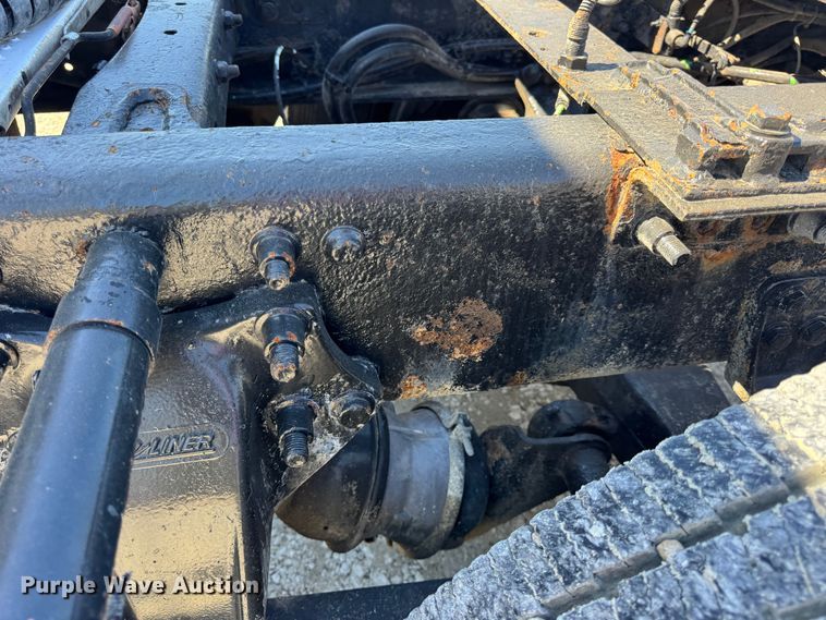 image for item DO2296 2010 Freightliner Cascadia semi truck