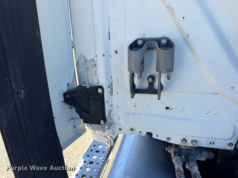 image for item DO2296 2010 Freightliner Cascadia semi truck