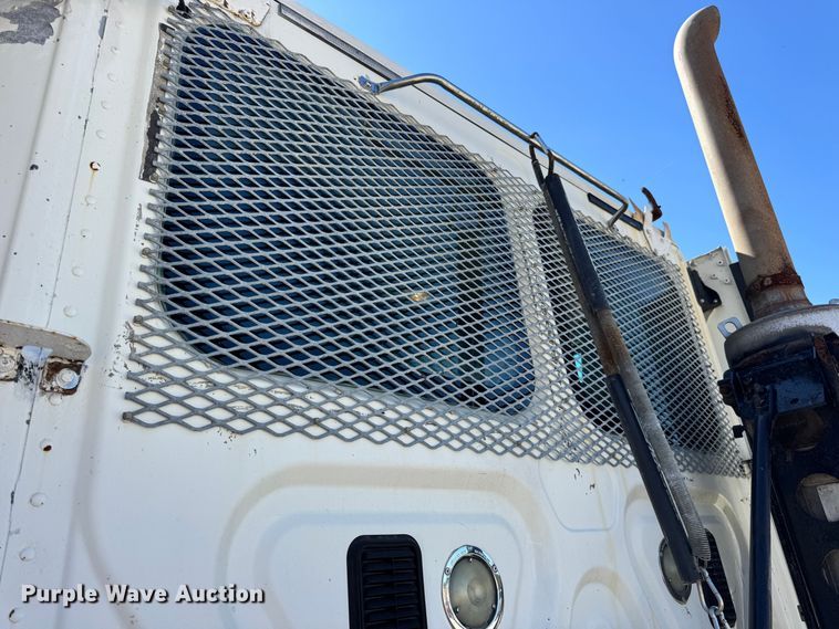 image for item DO2296 2010 Freightliner Cascadia semi truck