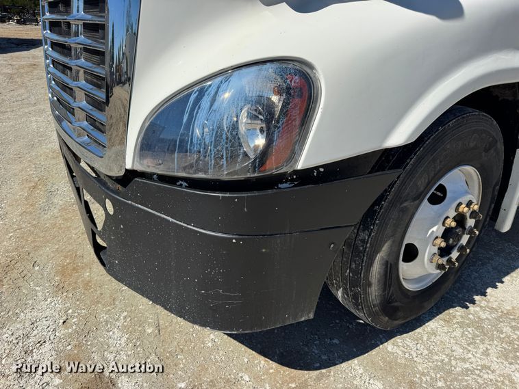 image for item DO2296 2010 Freightliner Cascadia semi truck