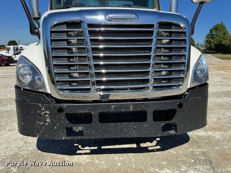image for item DO2296 2010 Freightliner Cascadia semi truck